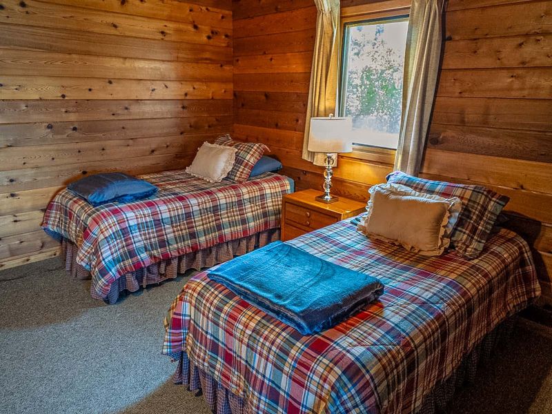 Beds in Chelatna Lodge Chalet